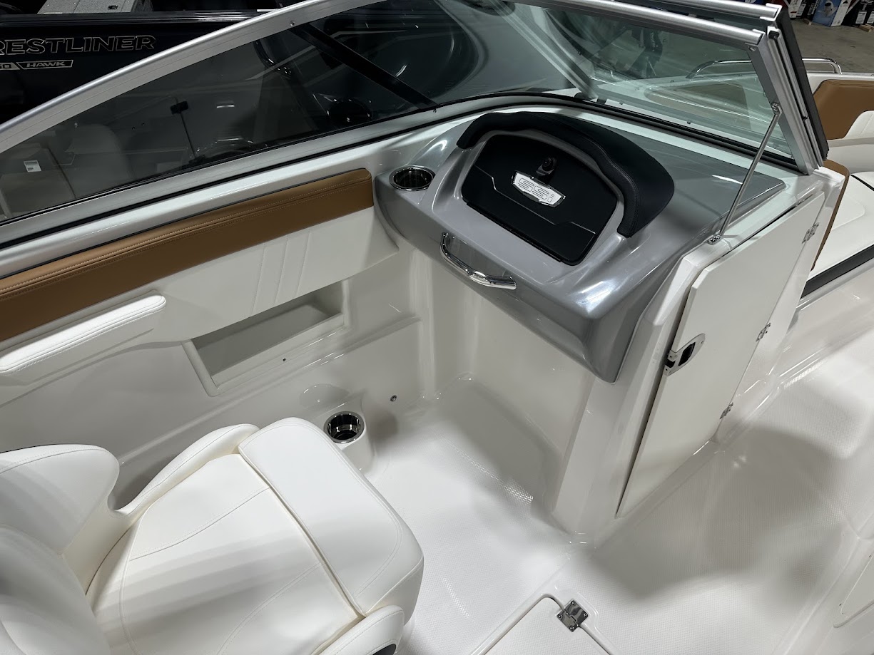 2024 Chaparral SSI 23 SPORT. 300hp 6.2 V8 Bravo 3! Wakeboard tower! - Photo 17